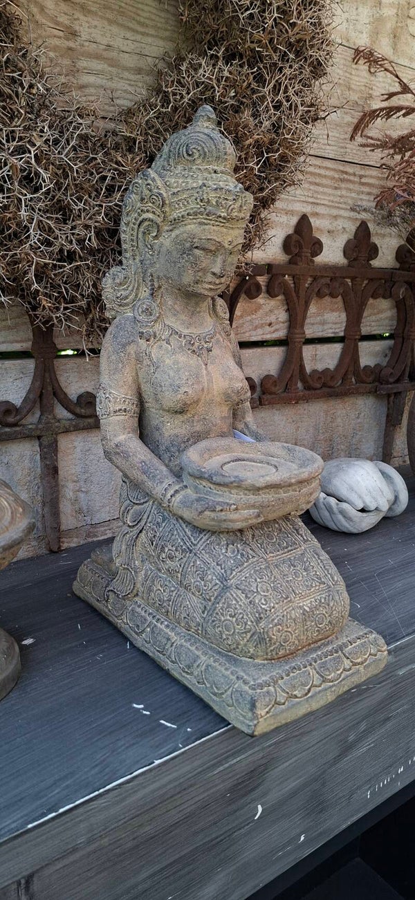 Knielende Buddha beton