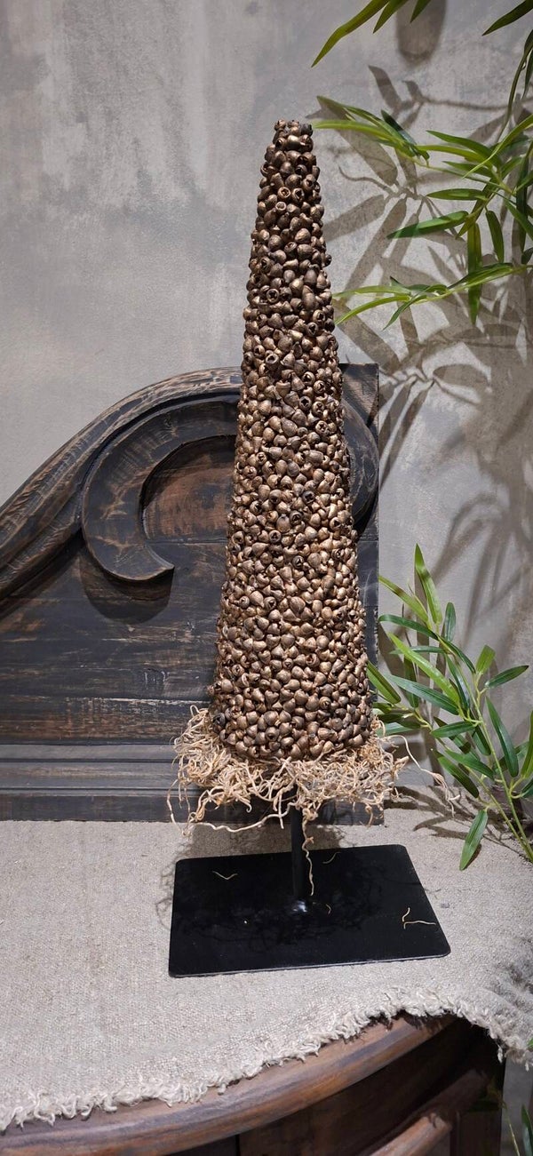 Decoratieve kegeltjes kerstboomje op metalen standaard