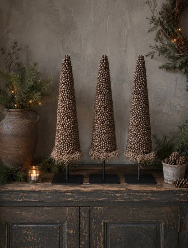Decoratieve kegeltjes kerstboomje op metalen standaard met plaat