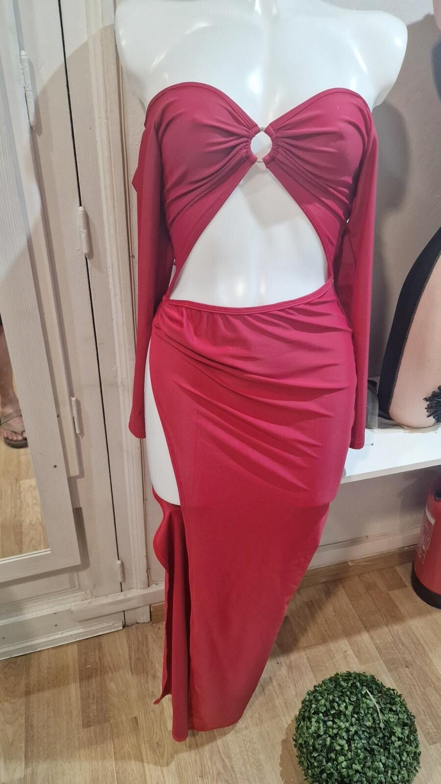 (Vestido largo granate de terciopelo)