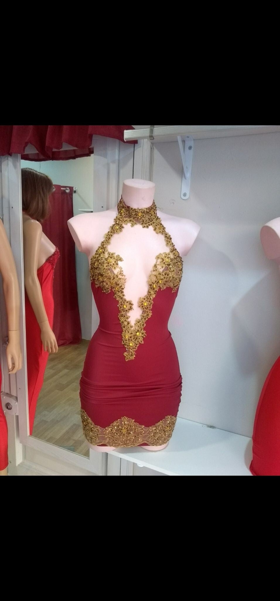 (Vestido mini rojo y dorado)