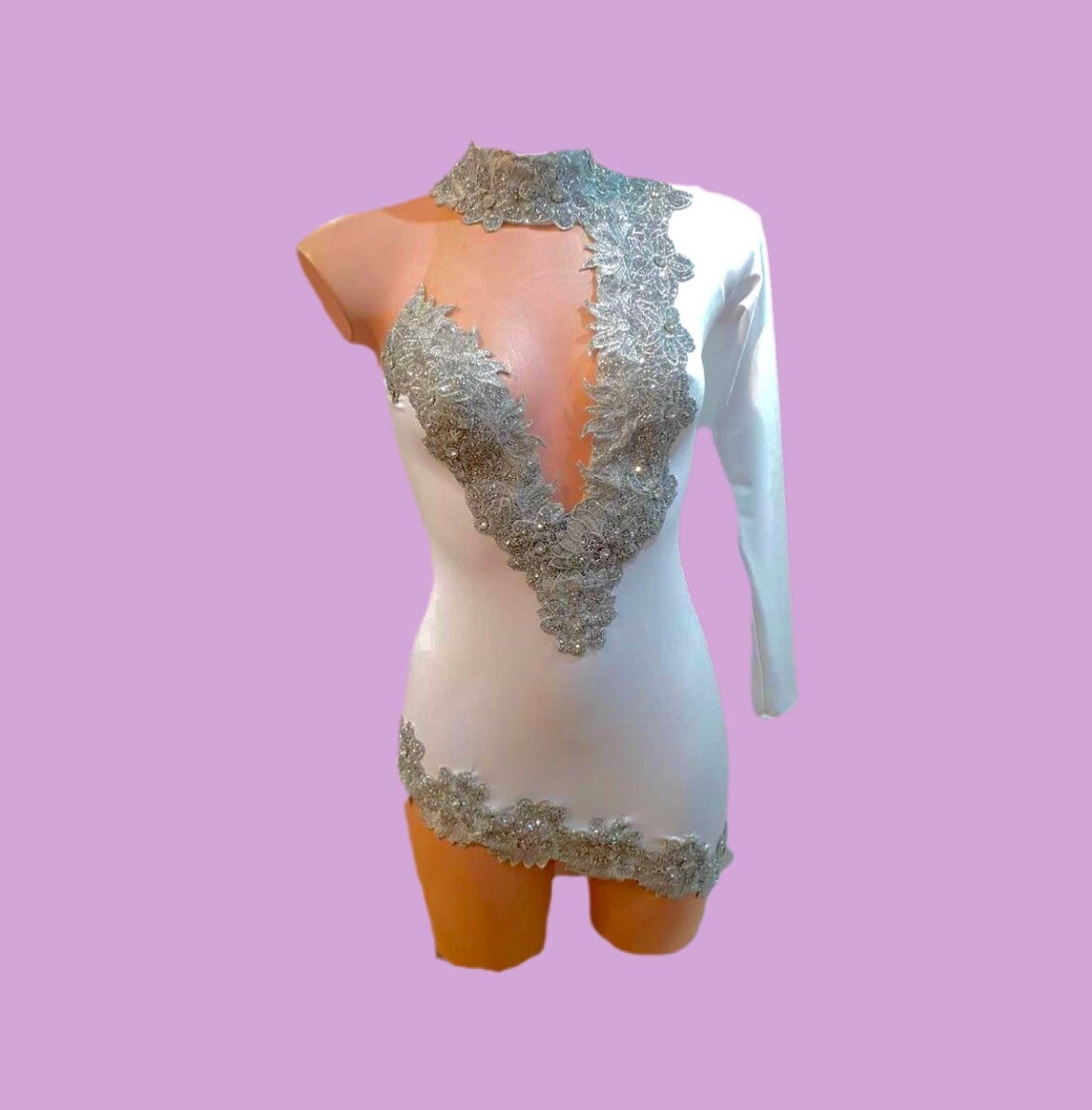 (Vestido blanco con apliques plateados)