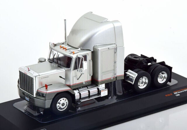 IXO Models GMC General SBFA - Big sleeper - 1988