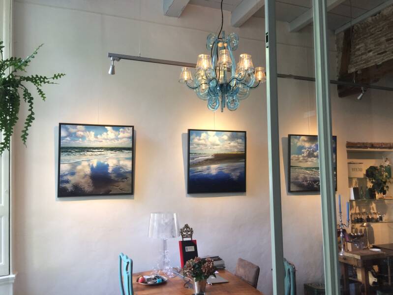 onze entree met schilderijen van Noordmann