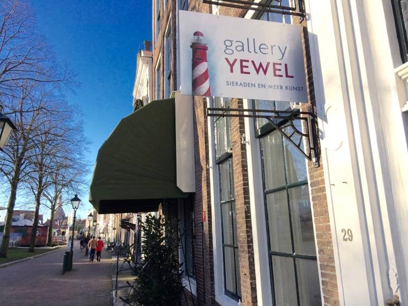 foto 'Uithangbord opgehangen'