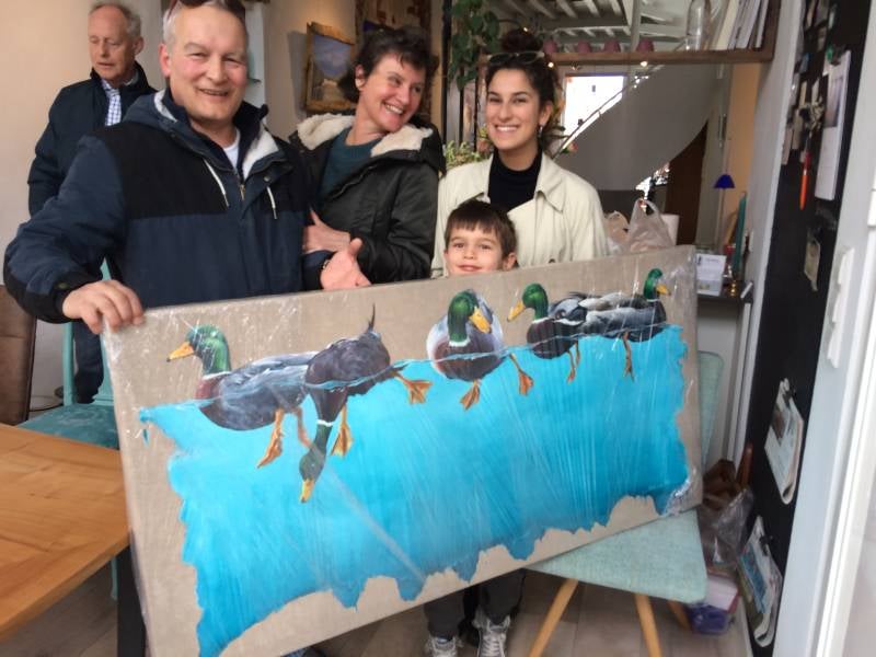 Blije mensen met schilderij van Sil van Mil verkocht, eendjes