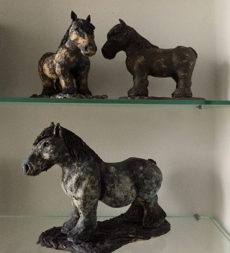 Keramiek beeldje  1. met ijzeroxide 12 x 24, hoog 22 cm  275,-  2. met brons-look kopermat 12 x 24, hoog 22 cm  275,-  3. met groene kopermat 17 x 35, hoog 30 cm  425,-