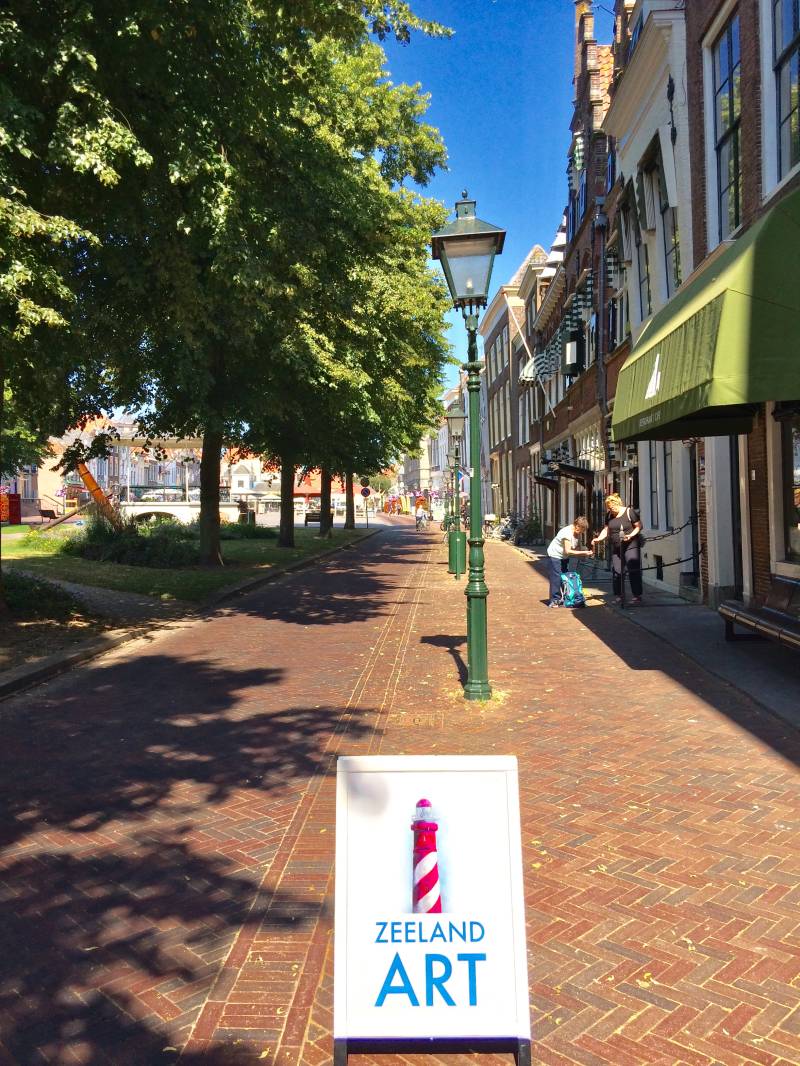 foto van onze stoep aan het Havenpark met bord 'zeeland art'