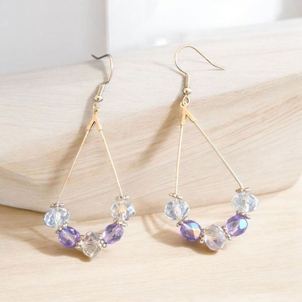 Boucles d'oreilles - Perles façonnées violette et transparentes.