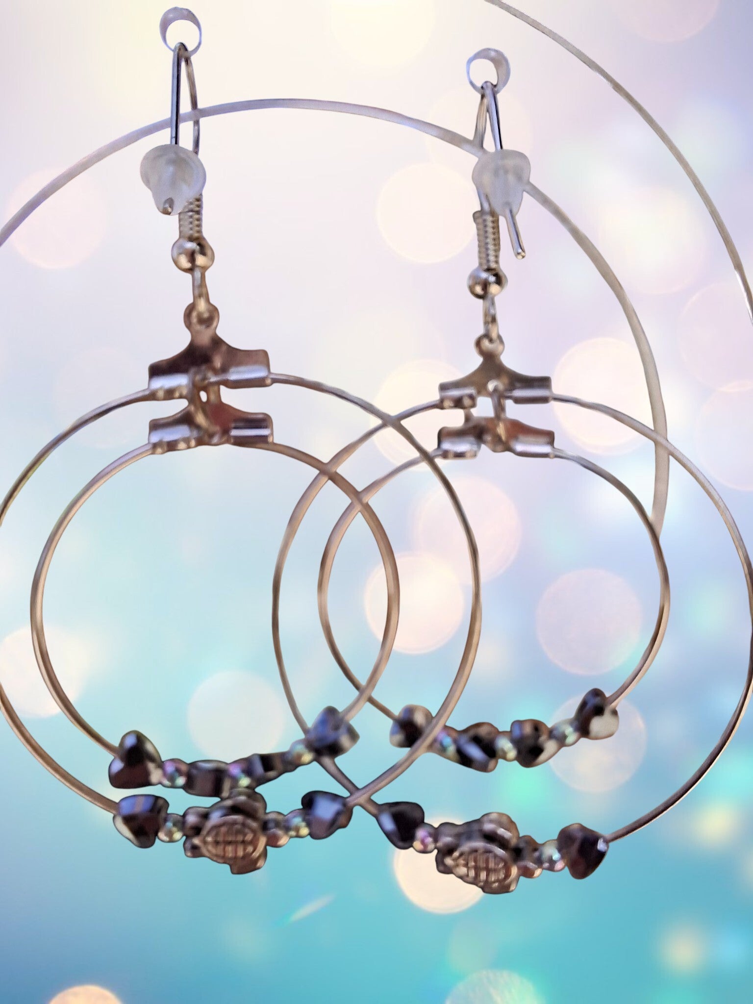 Boucles Créoles Argentées – Double Cercle, Cœurs d’Hématite & Tortue Protectrice