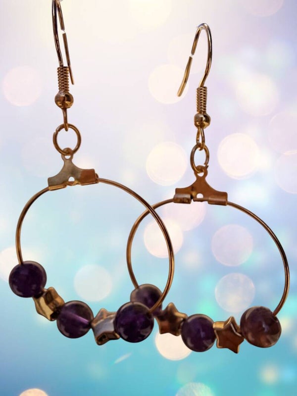 Boucles Créoles Dorées – Améthyste & Étoiles Lumineuses