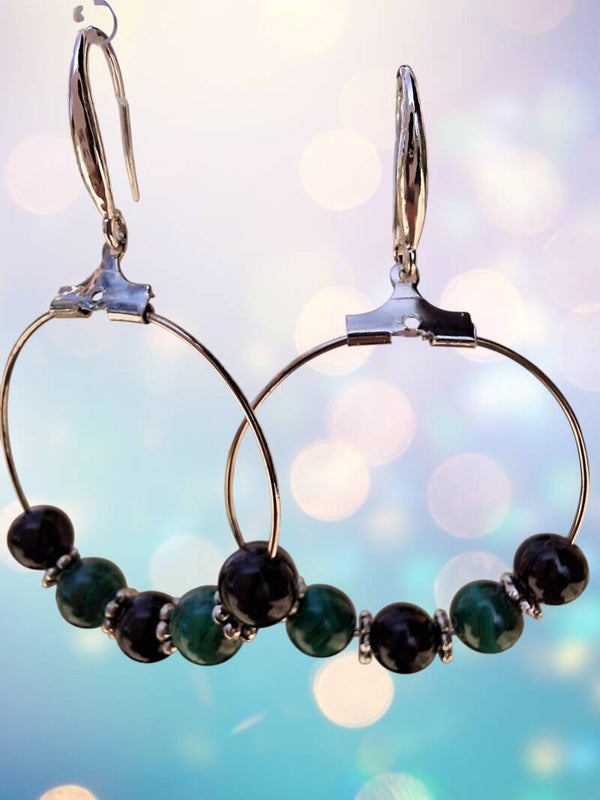 Boucles Créoles Argentées – Tourmaline & Malachite, Fleur Délicate