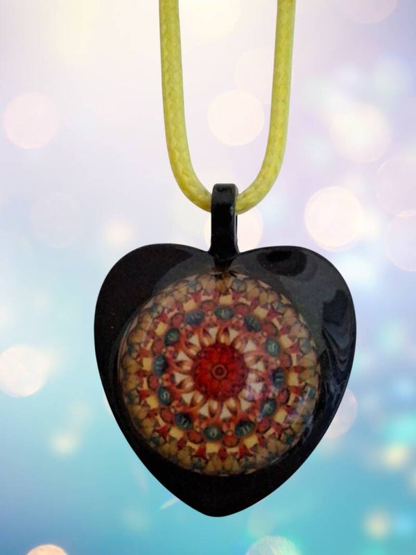 Collier Cœur – Mandala Solaire & Coton Jaune
