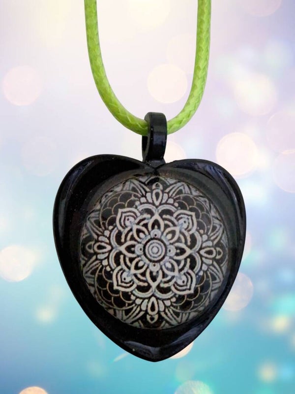 Collier Cœur – Mandala Noir & Blanc sur Coton Vert Anis