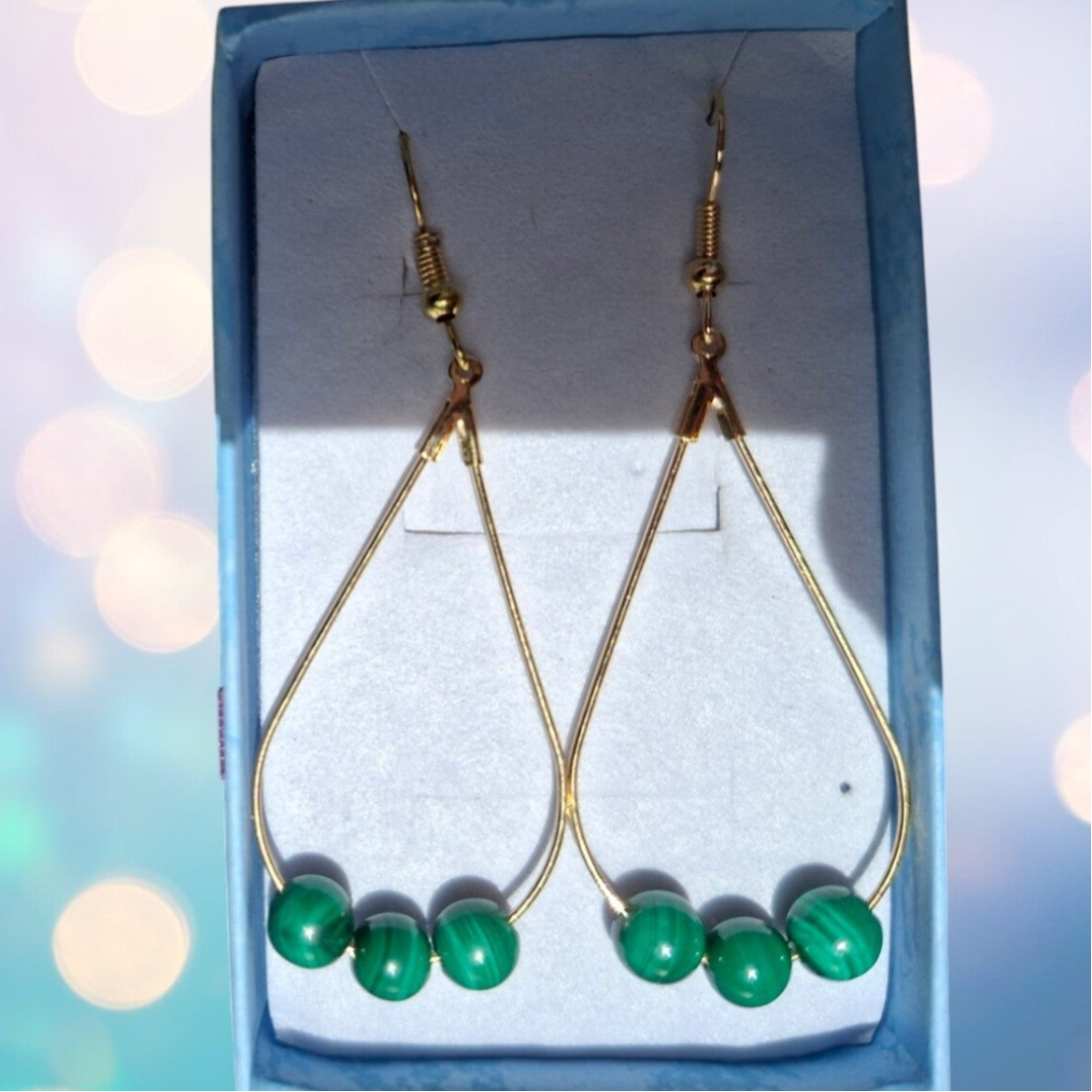 Boucles d’Oreilles – Gouttes Dorées & Malachite
