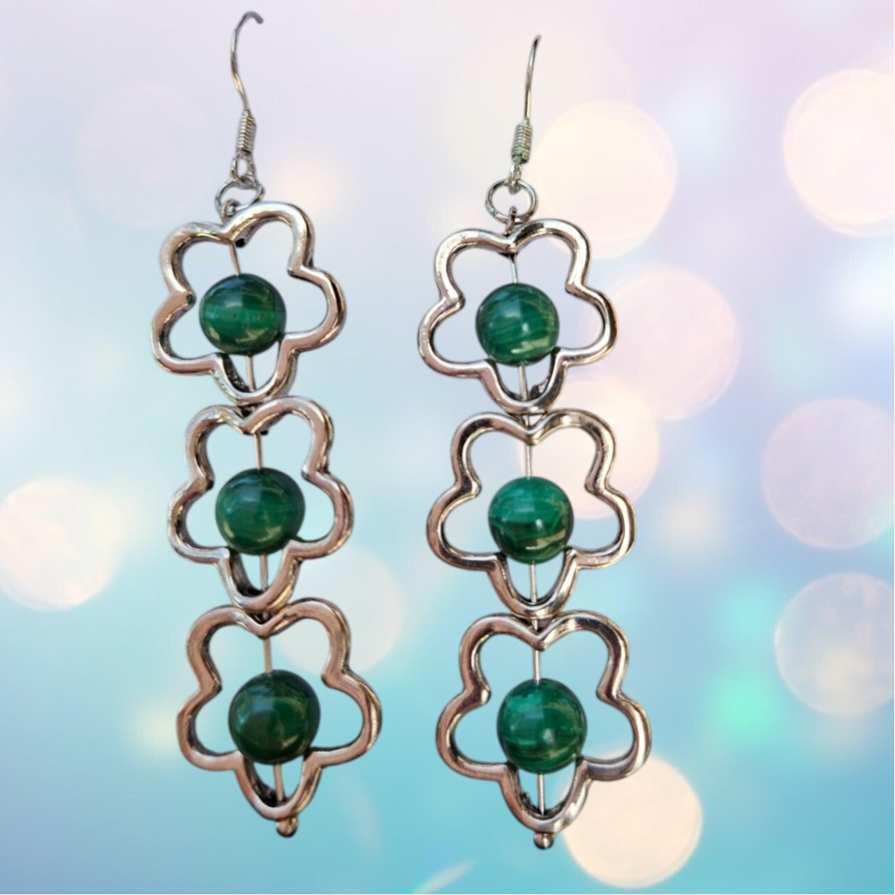 Boucles d’Oreilles – Fleurs Argentées & Malachite