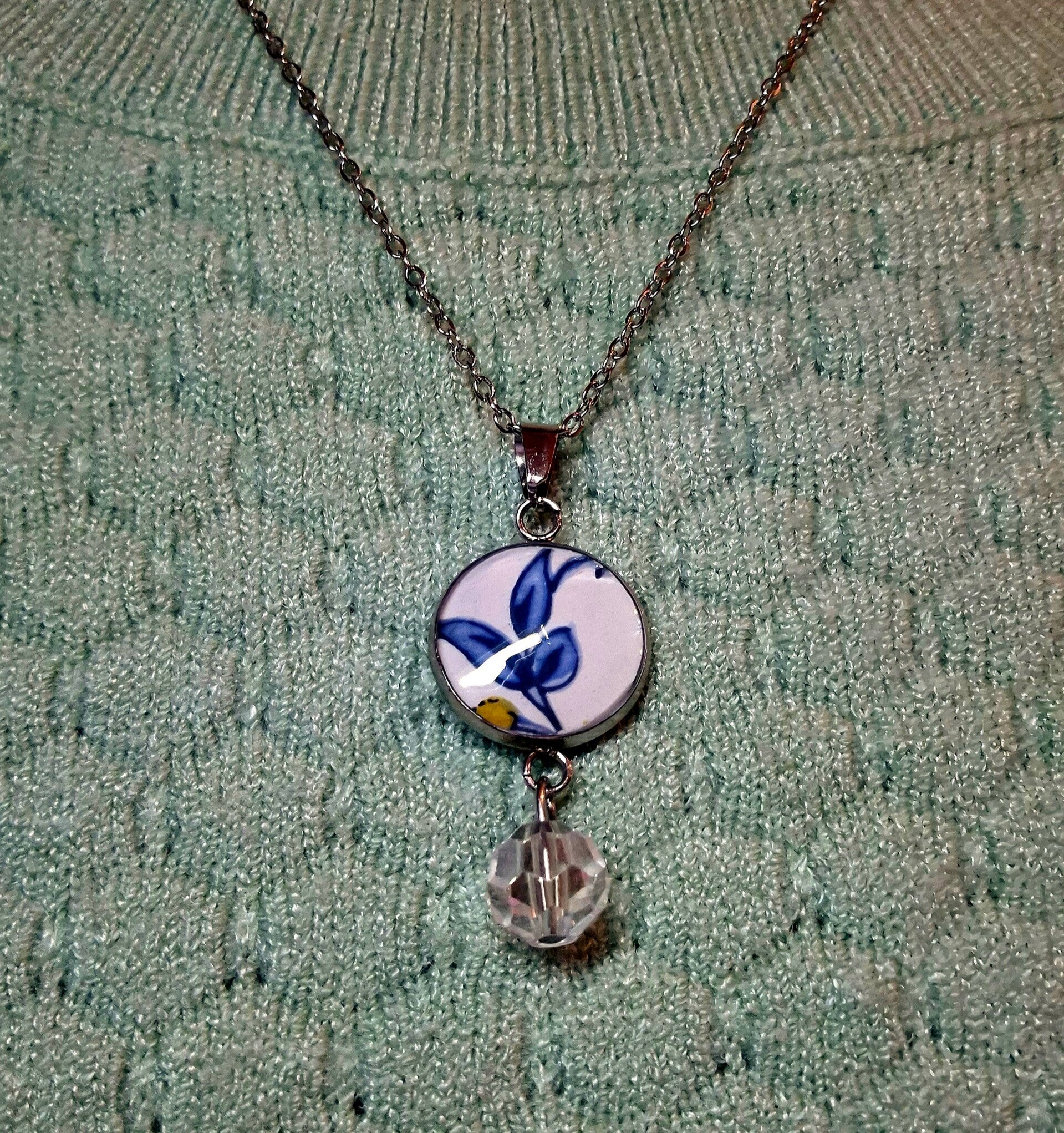 Collier en assiette ancienne et perle de verre – pièce unique