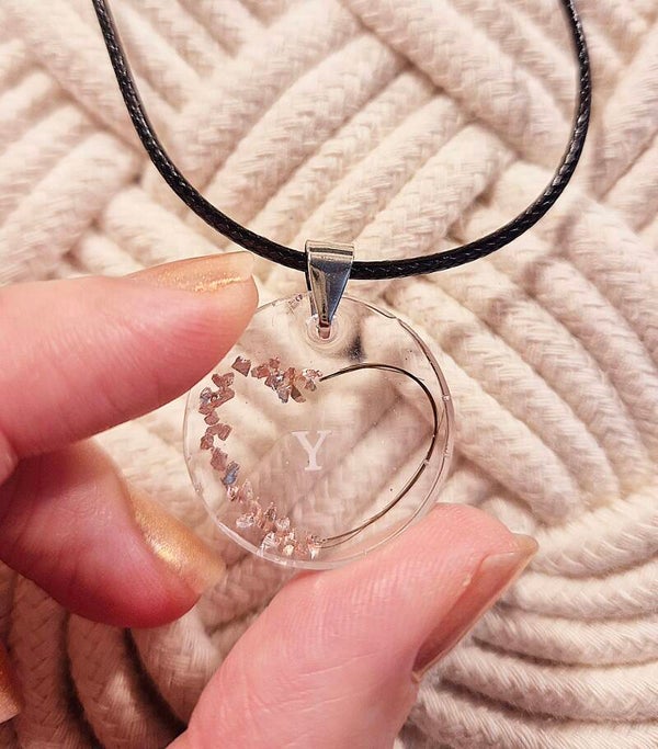 Bijou avec mèche de cheveux forme coeur