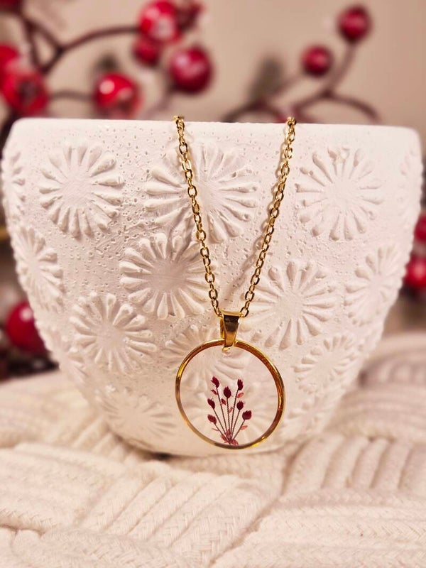 Pendentif avec fleurs séchées bordeaux