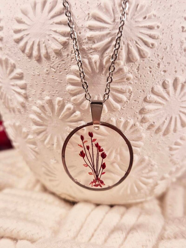 Pendentif avec fleurs séchées rouge bordeaux