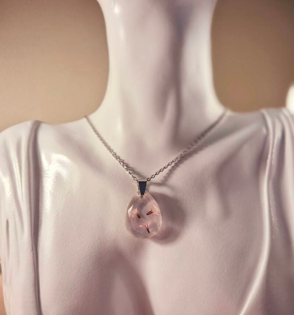 Collier avec fleurs séchées
