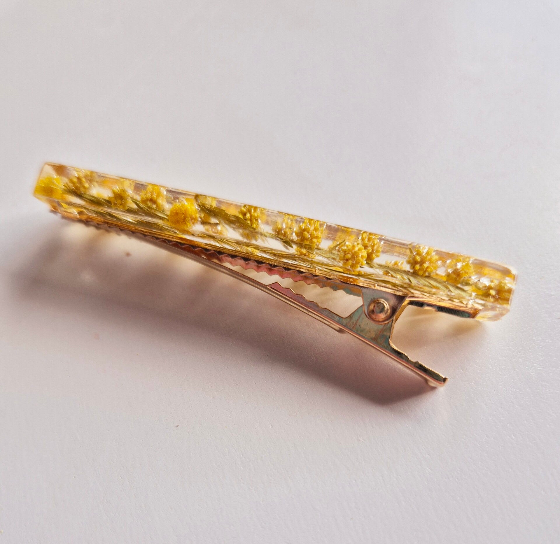 création artisanale en résine  bijou de cheveux artisanal  accessoire cheveux fleurs séchées  barrette originale femme  barrette résine unique  barrette résine fleurs naturelles  barrette artisanat français  idée cadeau fait main  accessoire cheveux made 