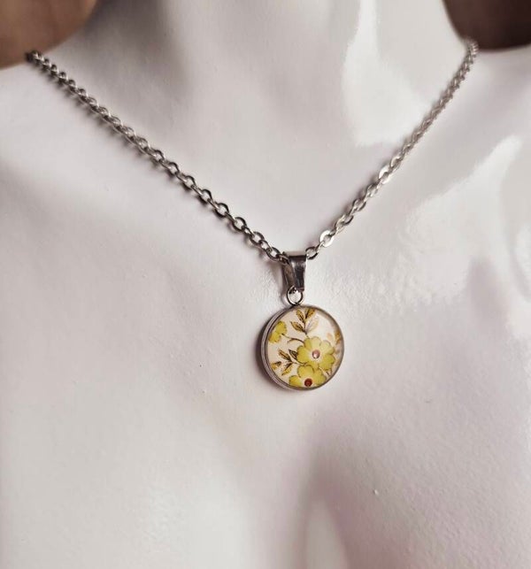 Pendentif réalisé à partir d’une assiette ancienne