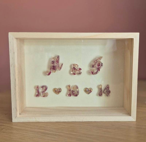 Cadre à personnalisé avec initiales et fleurs du bouquet de mariage
