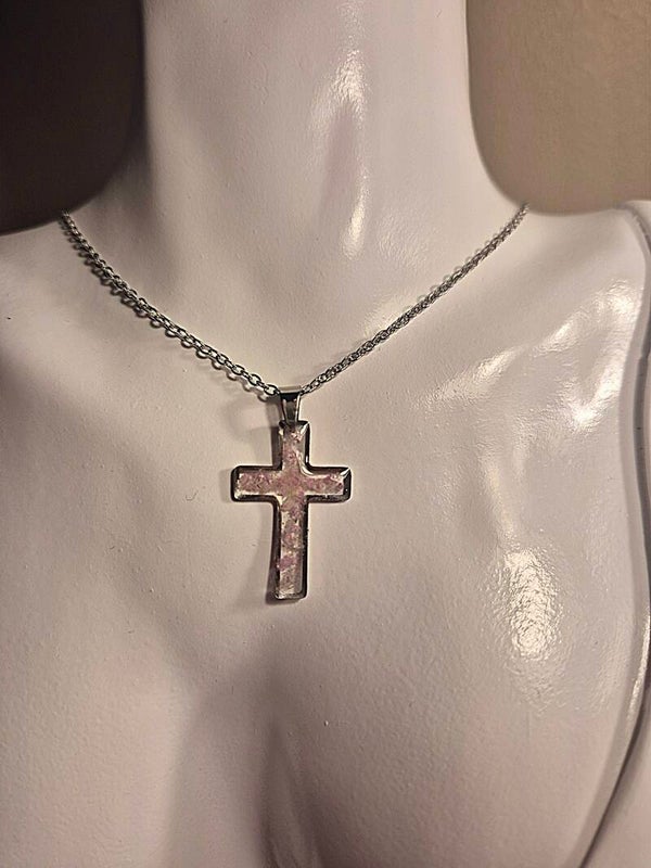 Pendentif croix avec fleurs séchées roses