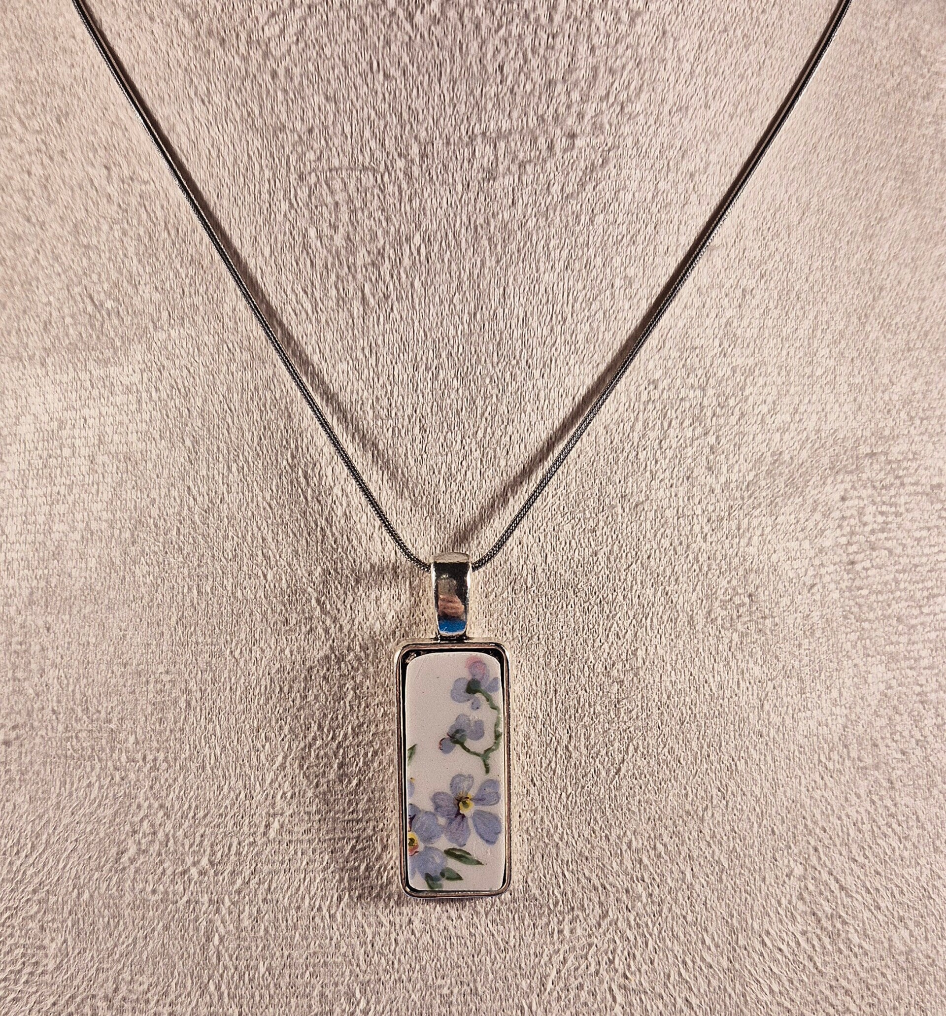 Pendentif crée à partir d’un fragment d’assiette