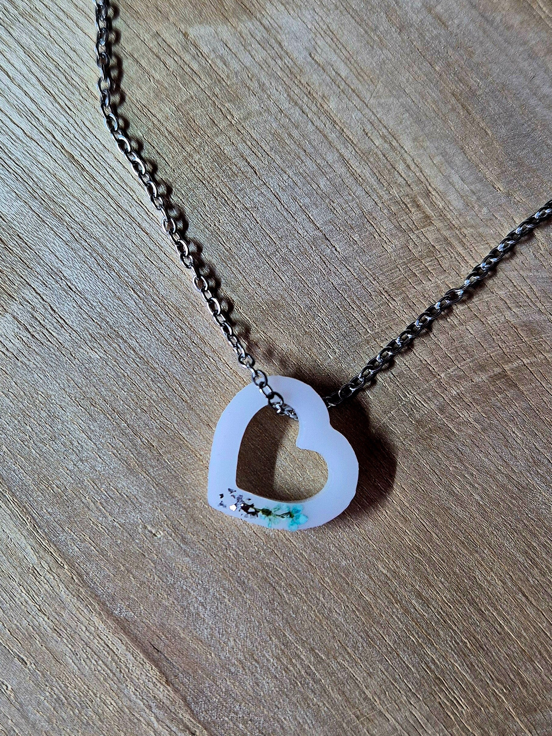 Pendentif coeur de lait maternel, fleurs séchées et paillettes