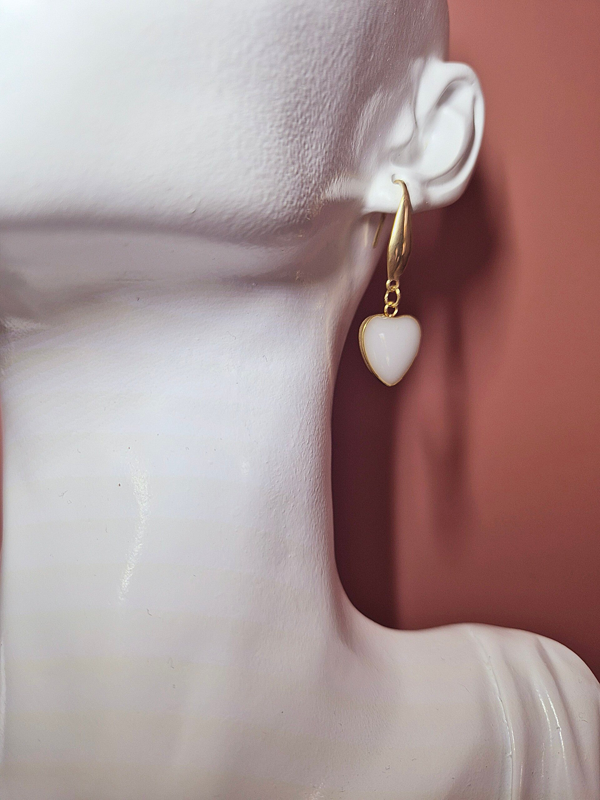 Boucles d’oreilles pendante coeur avec lait maternel