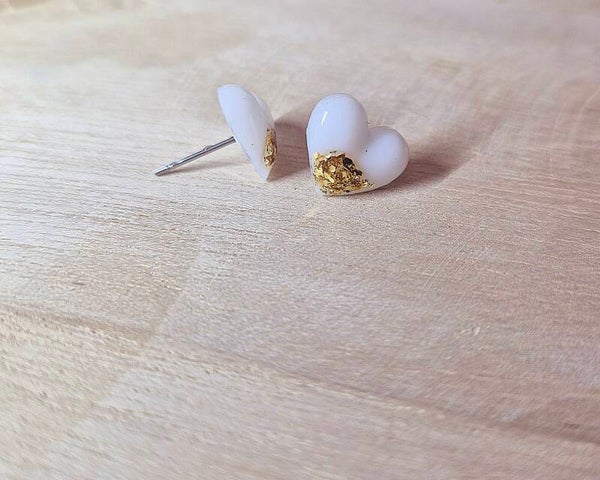 Boucles d’oreilles avec lait maternel