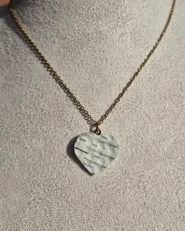 Pendentif Cœur en Faïence Ancienne – Bijou Artisanal Unique