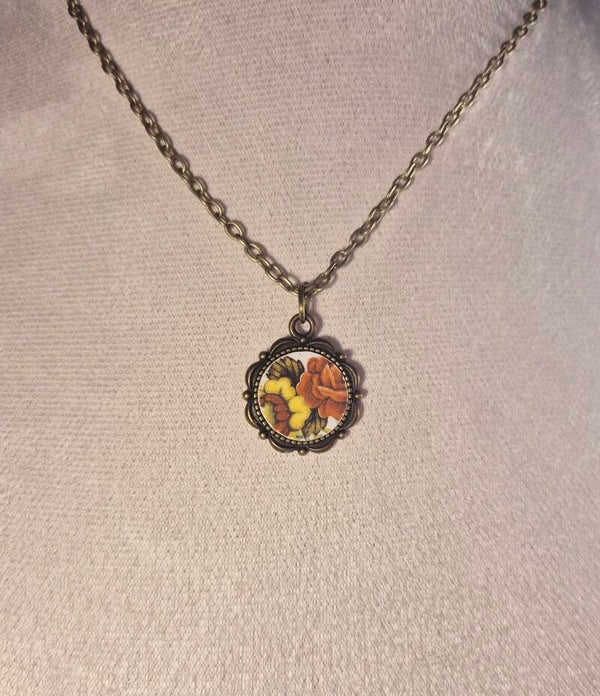 Pendentif unique réalisé à partir d'une assiette ancienne