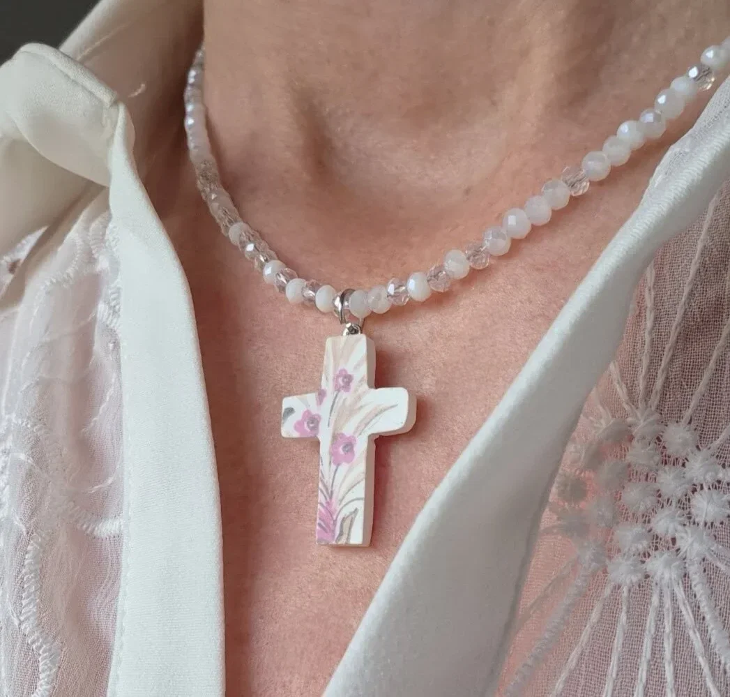 Pendentif croix en faïence ancienne - pièce unique