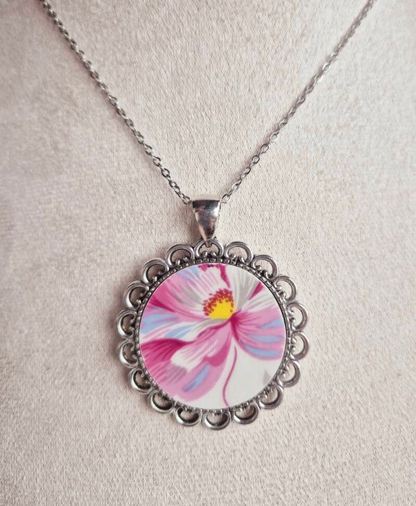 Pendentif unique réalisé à partir d'une assiette ancienne