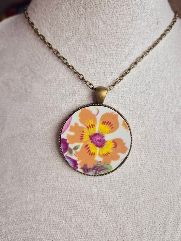 Pendentif unique réalisé à partir d'une assiette ancienne