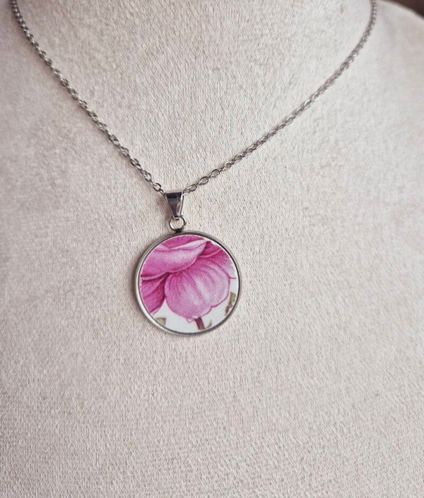 Pendentif unique réalisé à partir d'une assiette ancienne