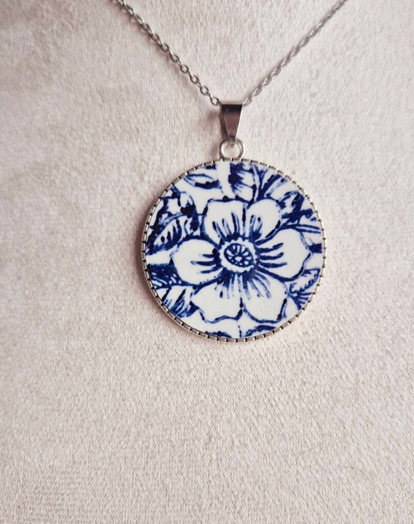 Pendentif unique réalisé à partir d'une assiette ancienne