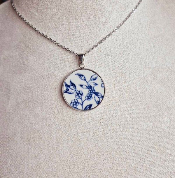 Pendentif unique réalisé à partir d'une assiette ancienne