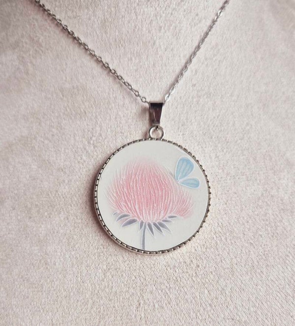 Pendentif réalisé à partir d'une assiette ancienne