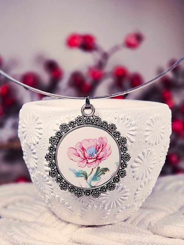 Pendentif unique réalisé à partir d'une assiette ancienne