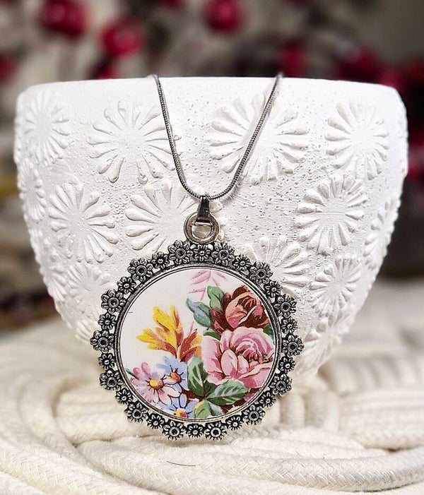Pendentif unique réalisé à partir d'une assiette ancienne