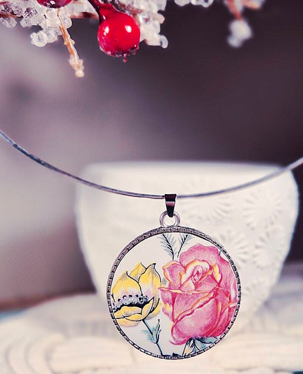 Pendentif réalisé à partir d'une assiette ancienne
