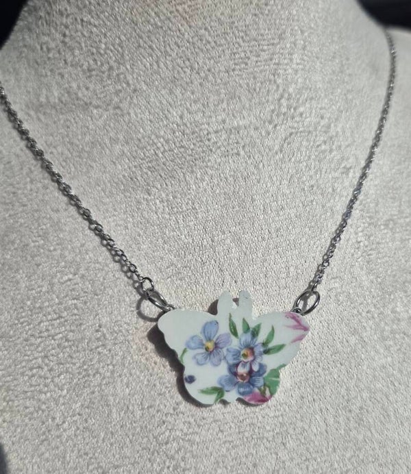 Pendentif Papillon en Faïence Ancienne – Bijou Artisanal Unique