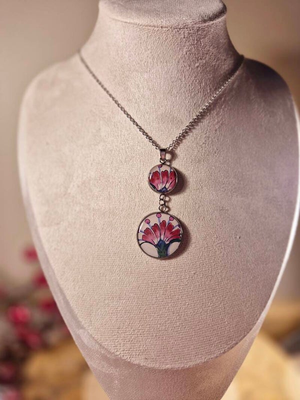 Pendentif unique réalisé à partir d'une assiette ancienne