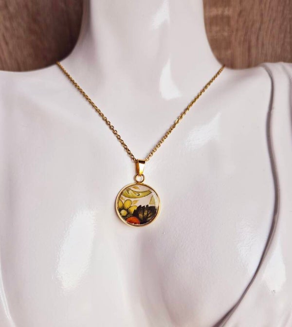 Pendentif unique réalisé à partir d'une assiette ancienne