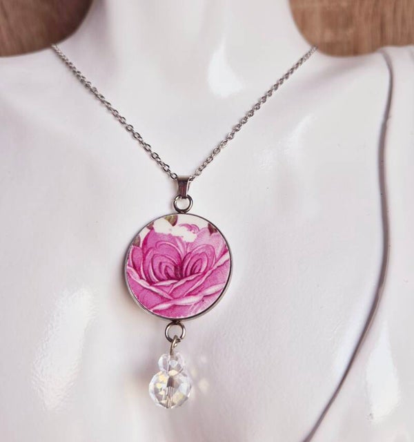 Pendentif unique réalisé à partir d'une assiette ancienne