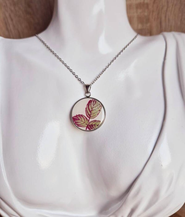 Pendentif unique réalisé à partir d'une assiette ancienne
